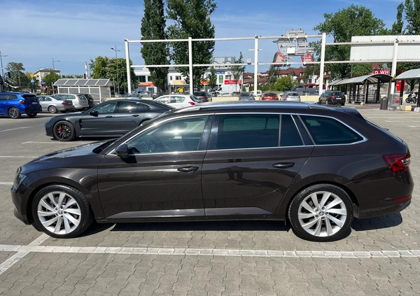 Skoda Superb cena 115000 przebieg: 140000, rok produkcji 2019 z Warszawa małe 191